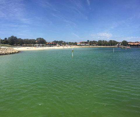 Crossland House - Accommodation Redcliffe 9