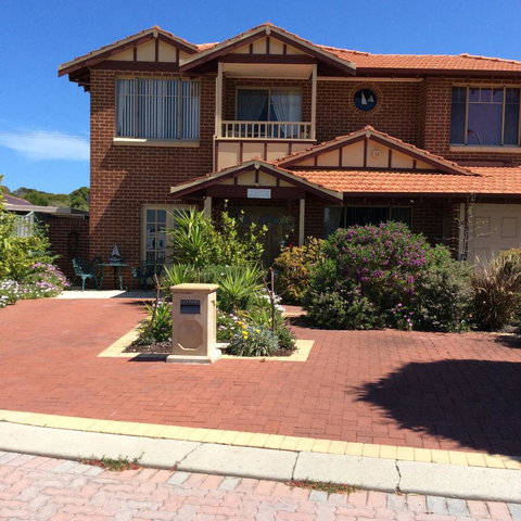 Crossland House - Accommodation Redcliffe 10