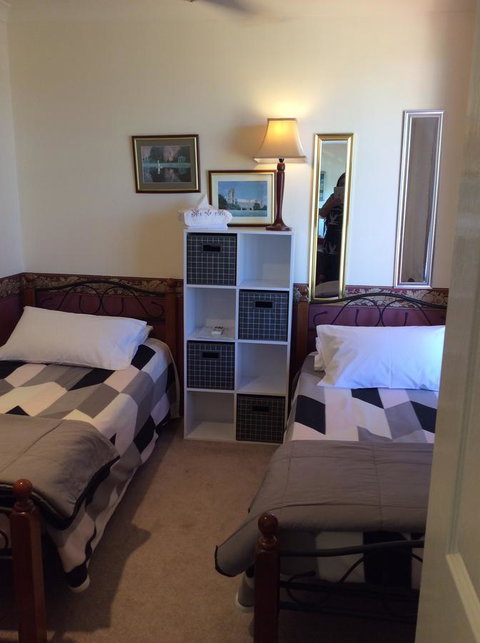 Crossland House - Accommodation Redcliffe 11