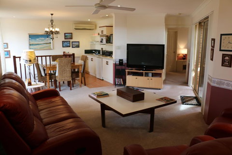Crossland House - Accommodation Redcliffe 19