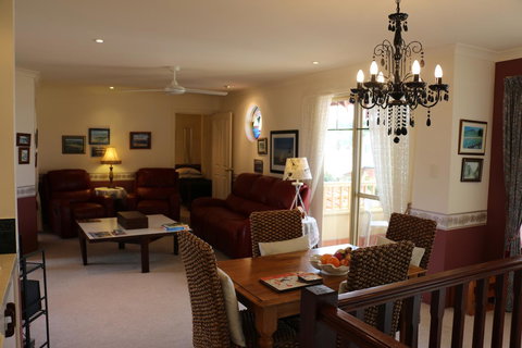 Crossland House - Accommodation Redcliffe 17