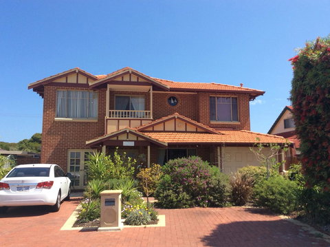 Crossland House - Accommodation Redcliffe 0