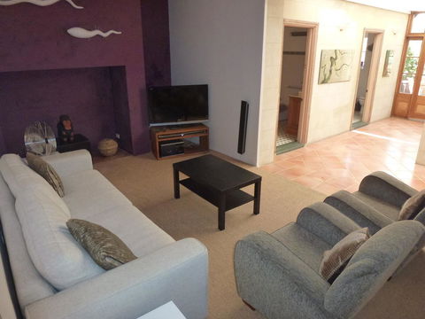 The Russell House - Accommodation Redcliffe 6