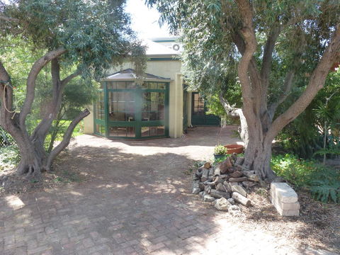 The Russell House - Accommodation Redcliffe 22