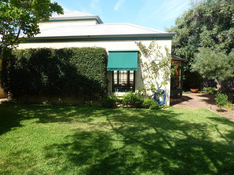 The Russell House - Accommodation Redcliffe 19
