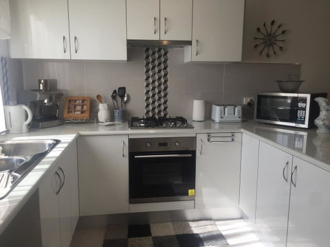 Bright & Beautiful Home On The Hills! - Accommodation Redcliffe 14