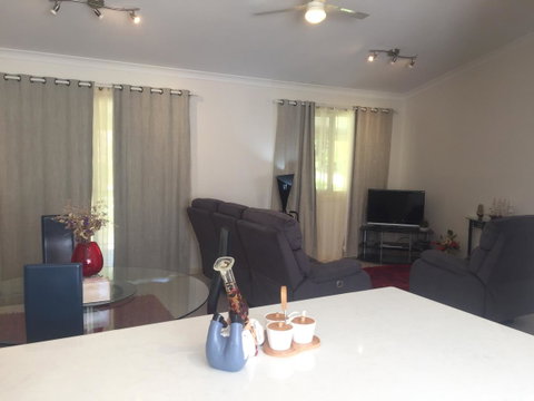 Bright & Beautiful Home On The Hills! - Accommodation Redcliffe 11
