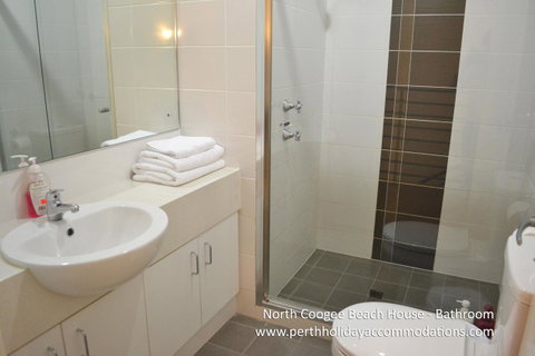 North Coogee Beach House - Accommodation Redcliffe 11
