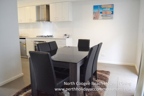 North Coogee Beach House - Accommodation Redcliffe 19