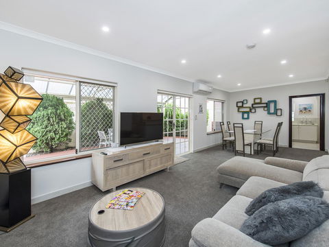 Luxury Federation Style Home - Sleeps 10 - Accommodation Redcliffe 3