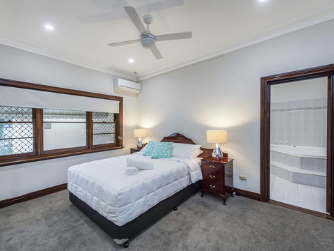 Luxury Federation Style Home - Sleeps 10 - Accommodation Redcliffe 7