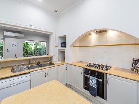 Luxury Federation Style Home - Sleeps 10 - Accommodation Redcliffe 5