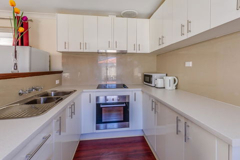 Brilliant, Neat, Convenient, Family-friendly House - Accommodation Redcliffe 5