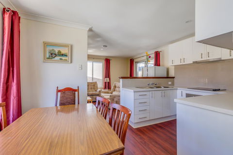 Brilliant, Neat, Convenient, Family-friendly House - Accommodation Redcliffe 3