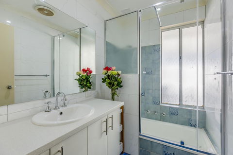Brilliant, Neat, Convenient, Family-friendly House - Accommodation Redcliffe 11