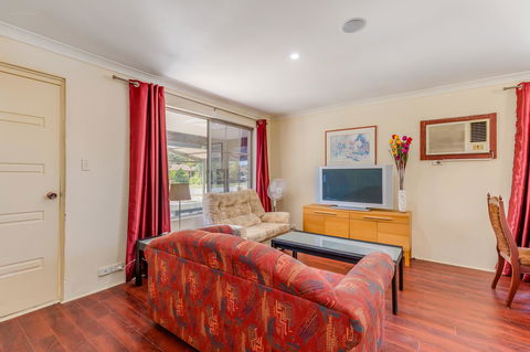 Brilliant, Neat, Convenient, Family-friendly House - Accommodation Redcliffe 1