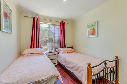 Brilliant, Neat, Convenient, Family-friendly House - Accommodation Redcliffe 10