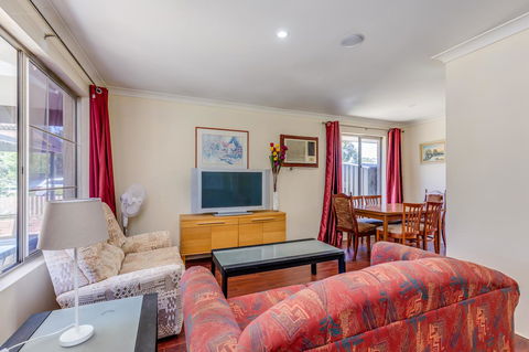 Brilliant, Neat, Convenient, Family-friendly House - Accommodation Redcliffe 0