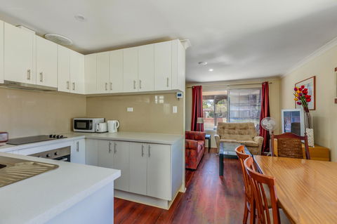 Brilliant, Neat, Convenient, Family-friendly House - Accommodation Redcliffe 4