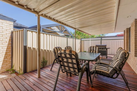 Brilliant, Neat, Convenient, Family-friendly House - Accommodation Redcliffe 13