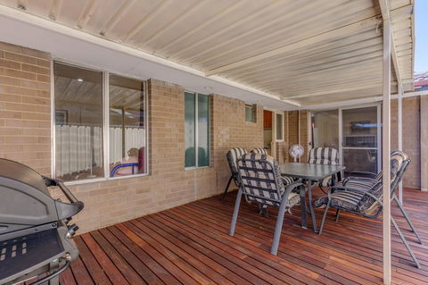 Brilliant, Neat, Convenient, Family-friendly House - Accommodation Redcliffe 14