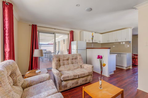 Brilliant, Neat, Convenient, Family-friendly House - Accommodation Redcliffe 7