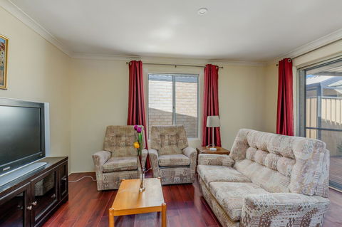 Brilliant, Neat, Convenient, Family-friendly House - Accommodation Redcliffe 6