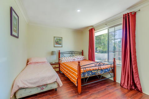 Brilliant, Neat, Convenient, Family-friendly House - Accommodation Redcliffe 8
