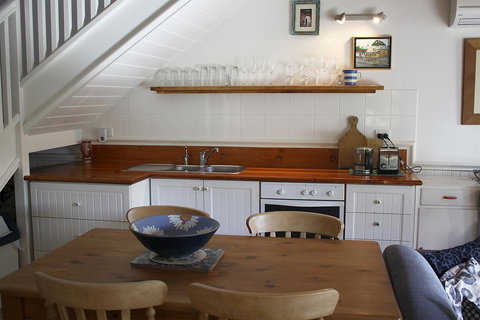 Chester Villa - Accommodation Redcliffe 6
