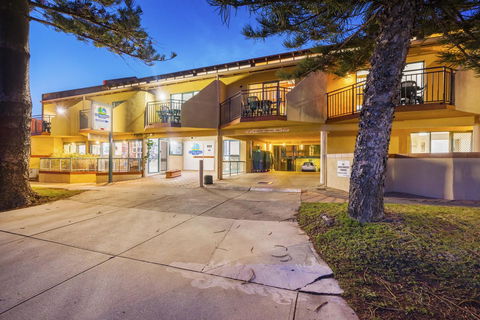 Cottesloe Beach Chalets - Accommodation Redcliffe 6
