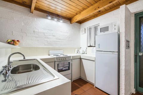 Cottesloe Beach Chalets - Accommodation Redcliffe 34