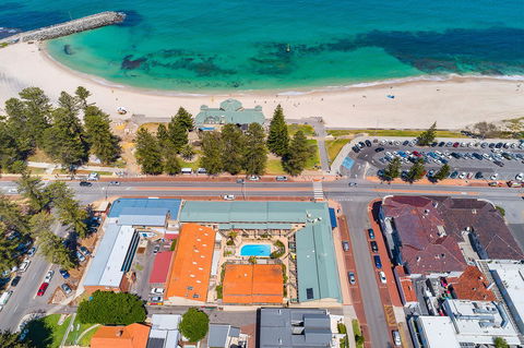 Cottesloe Beach Chalets - Accommodation Redcliffe 12