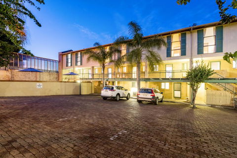Cottesloe Beach Chalets - Accommodation Redcliffe 9