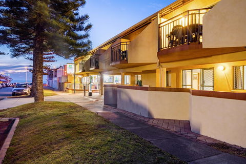 Cottesloe Beach Chalets - Accommodation Redcliffe 4