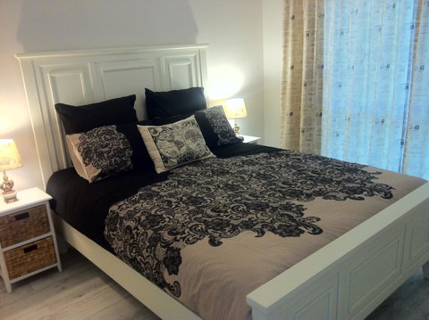 Applegate Lane Chalet - Accommodation Redcliffe 9