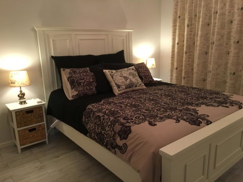 Applegate Lane Chalet - Accommodation Redcliffe 8