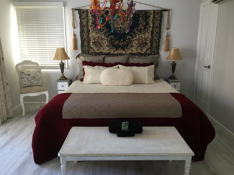 Applegate Lane Chalet - Accommodation Redcliffe 0