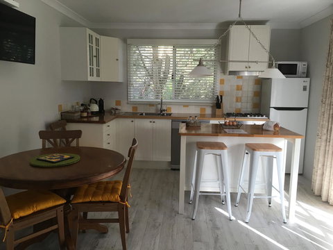 Applegate Lane Chalet - Accommodation Redcliffe 12