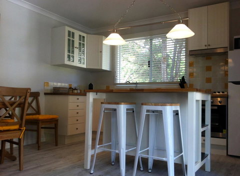 Applegate Lane Chalet - Accommodation Redcliffe 13