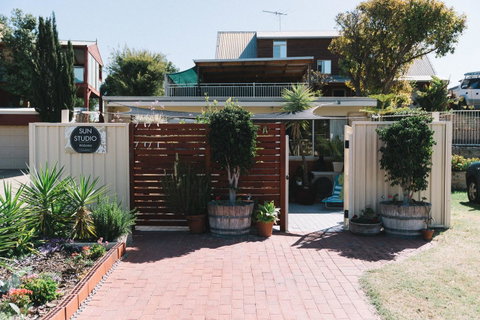 Sun Studio - Accommodation Redcliffe 12