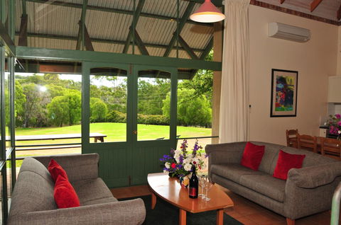 Waterfall Cottages - Accommodation Redcliffe 13