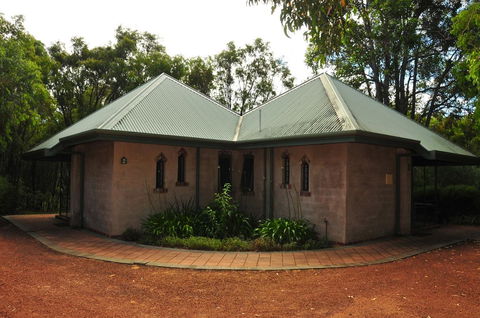 Waterfall Cottages - Accommodation Redcliffe 23