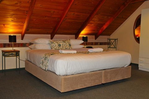 Waterfall Cottages - Accommodation Redcliffe 4