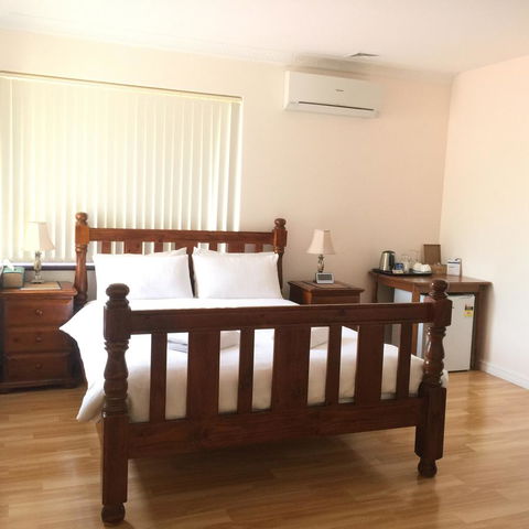 The Royal Dolphin Bed & Breakfast Safety Bay - Accommodation Redcliffe 4