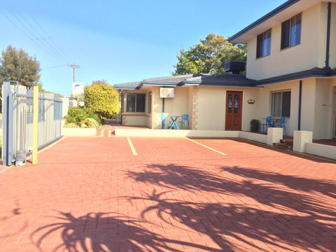 The Royal Dolphin Bed & Breakfast Safety Bay - Accommodation Redcliffe 7