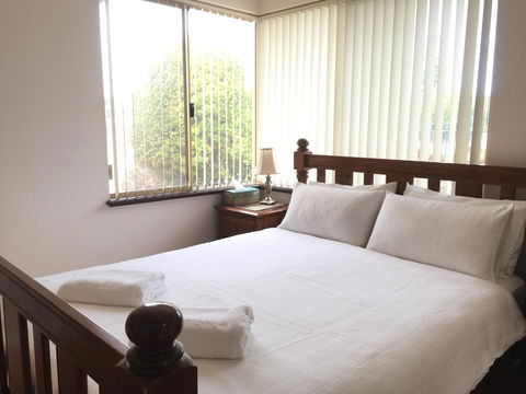 The Royal Dolphin Bed & Breakfast Safety Bay - Accommodation Redcliffe 5