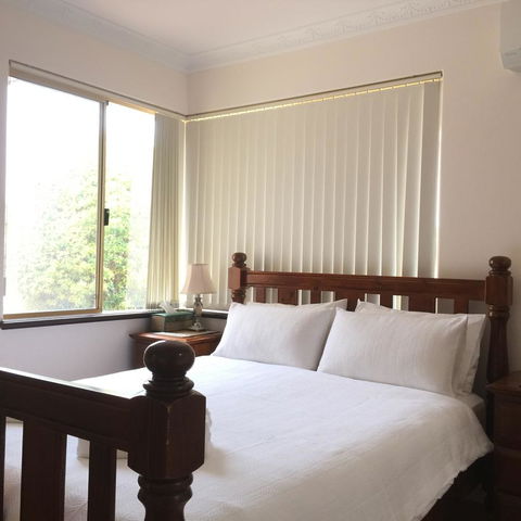 The Royal Dolphin Bed & Breakfast Safety Bay - Accommodation Redcliffe 3