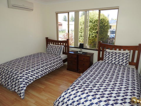 The Royal Dolphin Bed & Breakfast Safety Bay - Accommodation Redcliffe 15