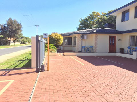 The Royal Dolphin Bed & Breakfast Safety Bay - Accommodation Redcliffe 0