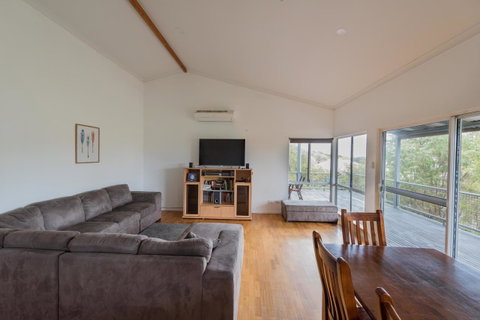 Peppy Beach Ocean Views - Accommodation Redcliffe 2